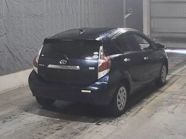 Toyota AQUA 2017 8001418-1