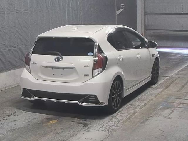 Toyota AQUA 2016 8001419-1