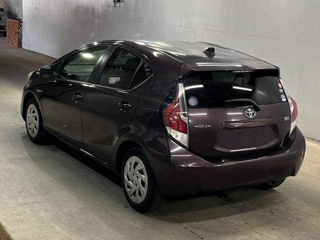 Toyota AQUA 2016 8001448-1