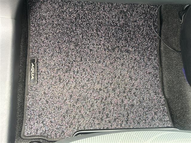 Toyota AQUA 2012 8004041-4