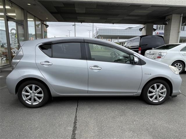 Toyota AQUA 2013 8004183-1