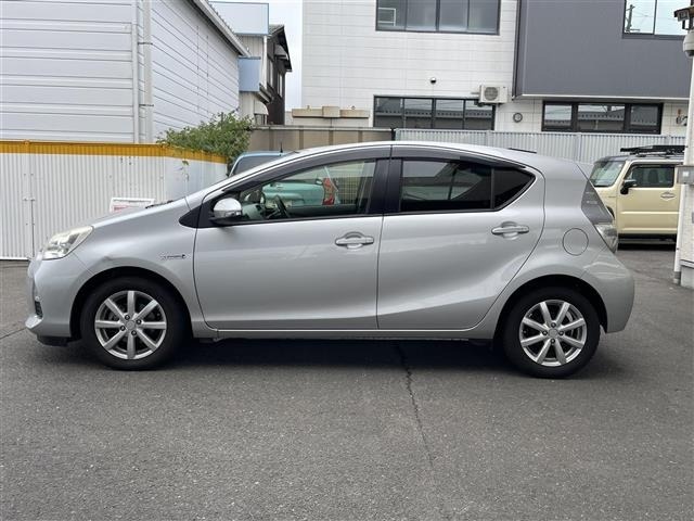 Toyota AQUA 2013 8004183-2