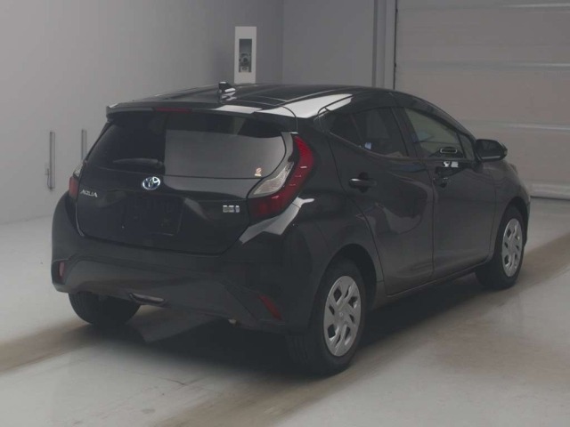 Toyota AQUA 2021 8006117-1