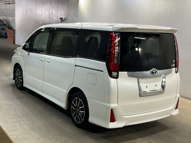 Toyota NOAH 2014 8006541-1