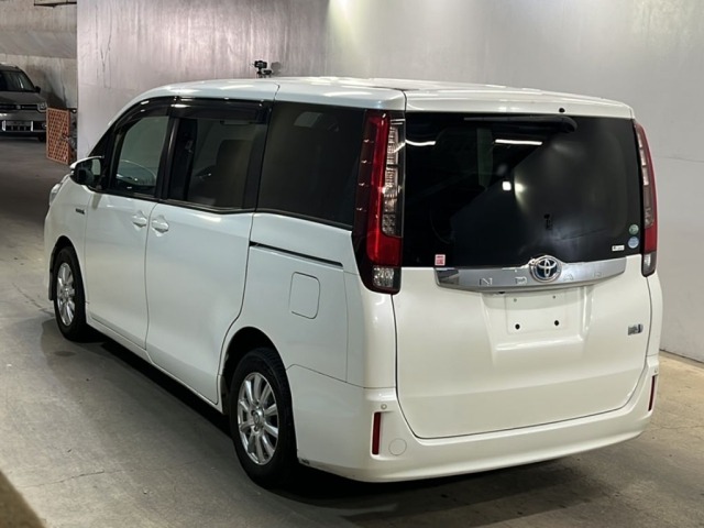 Toyota NOAH 2015 8006560-1
