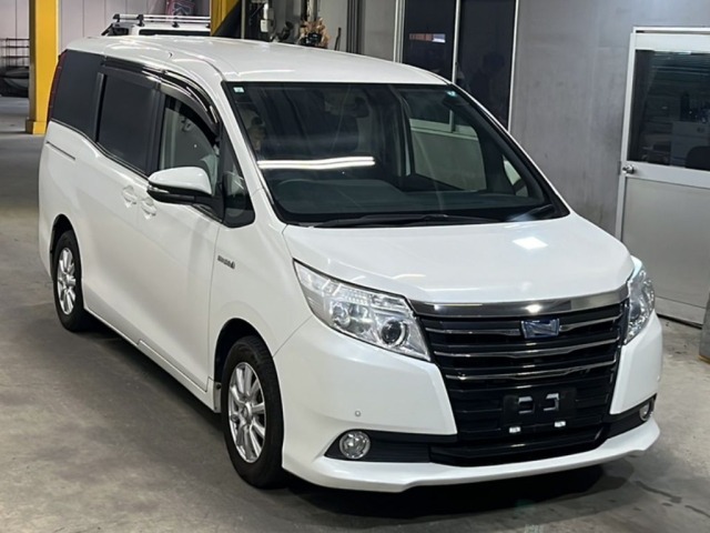Toyota NOAH 2015 8006560-4