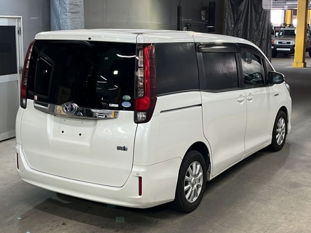 Toyota NOAH 2015 8006560-5