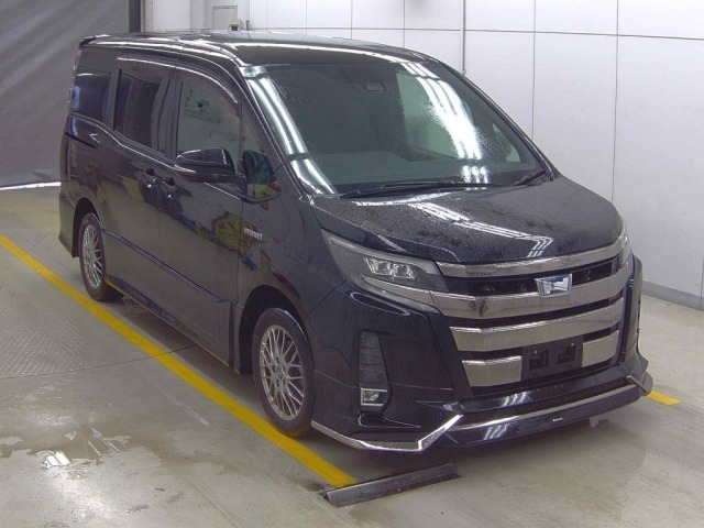 Toyota NOAH 2017 8006583-0