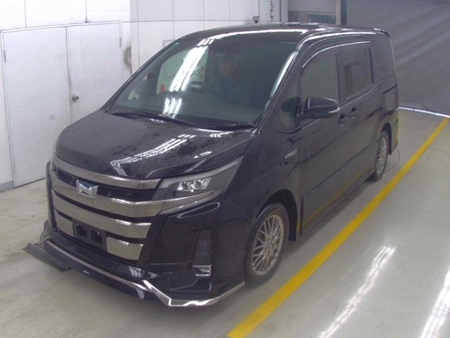 Toyota NOAH 2017 8006583-3