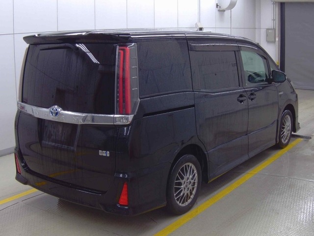Toyota NOAH 2017 8006583-4
