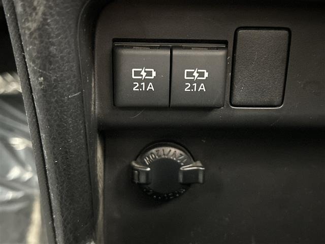 Toyota NOAH 2018 8009516-8