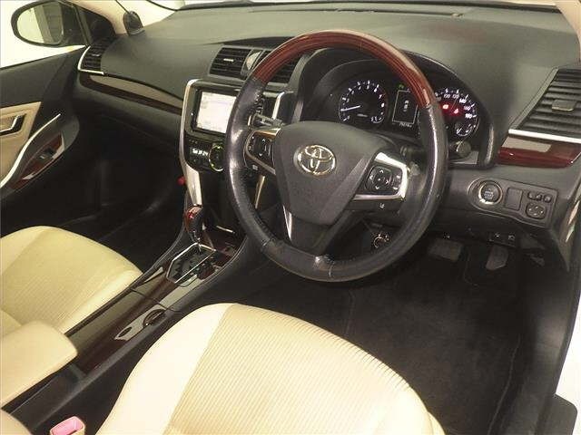 Toyota PREMIO 2017 8002292-3