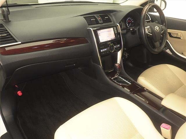 Toyota PREMIO 2017 8002292-4
