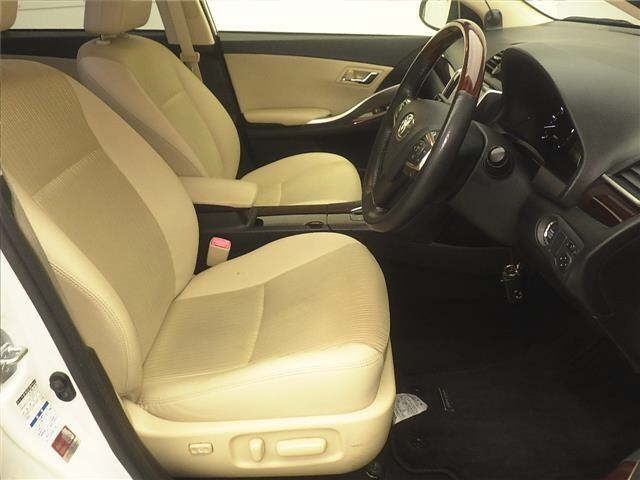 Toyota PREMIO 2017 8002292-5