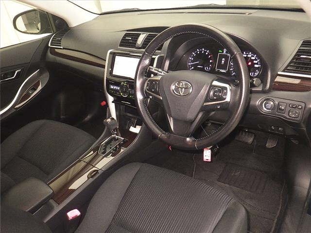 Toyota PREMIO 2016 8002293-3