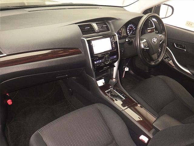 Toyota PREMIO 2016 8002293-4