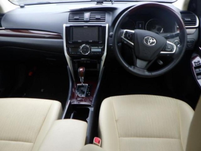 Toyota PREMIO 2019 8002299-3