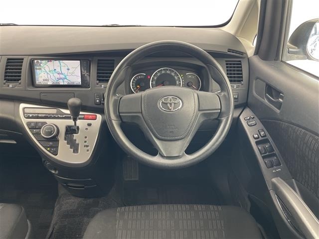 Toyota ISIS 2013 8019100-1