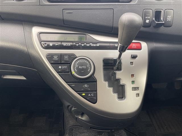 Toyota ISIS 2013 8019100-10