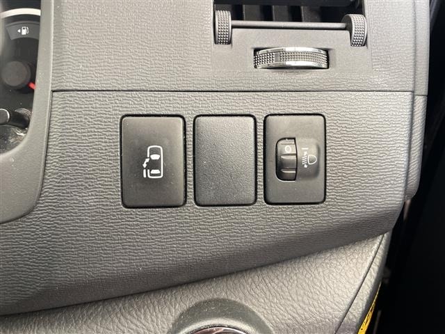 Toyota ISIS 2013 8019100-17