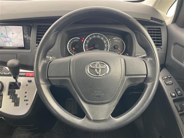 Toyota ISIS 2013 8019100-3