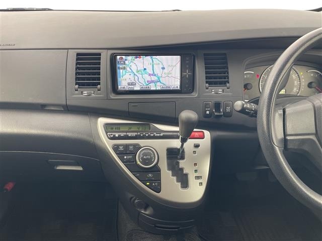 Toyota ISIS 2013 8019100-8