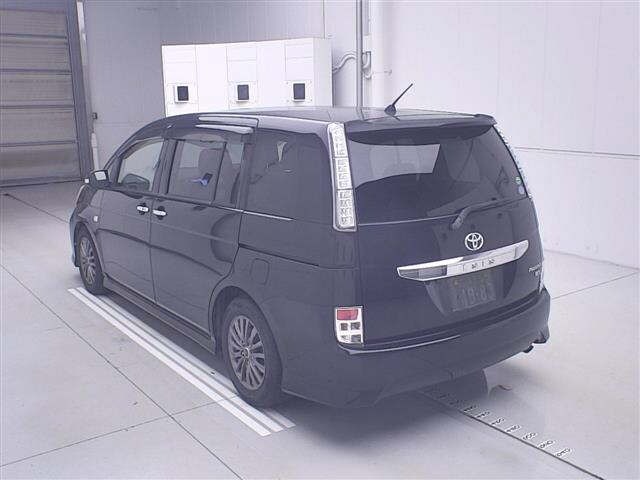 Toyota ISIS 2013 8019185-1