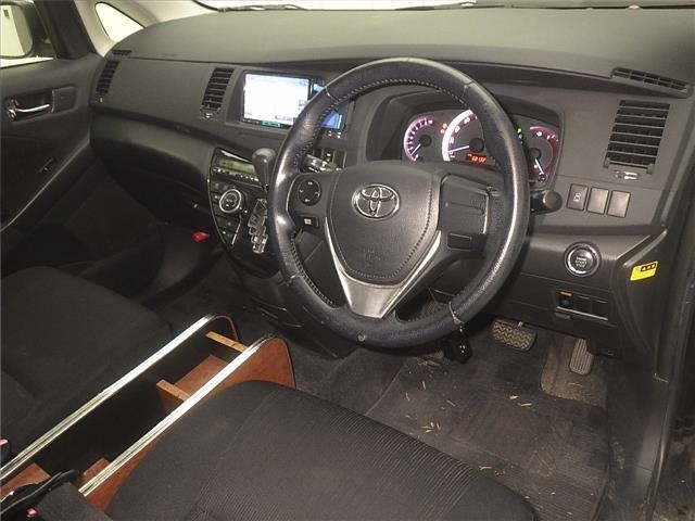 Toyota ISIS 2013 8019185-3