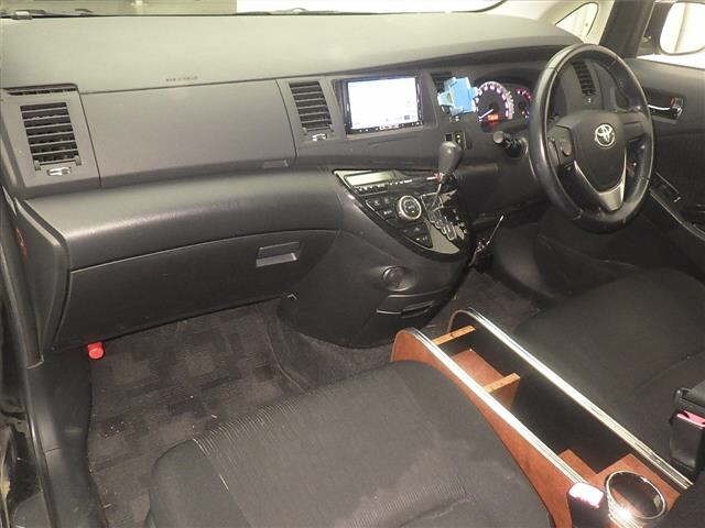 Toyota ISIS 2013 8019185-4