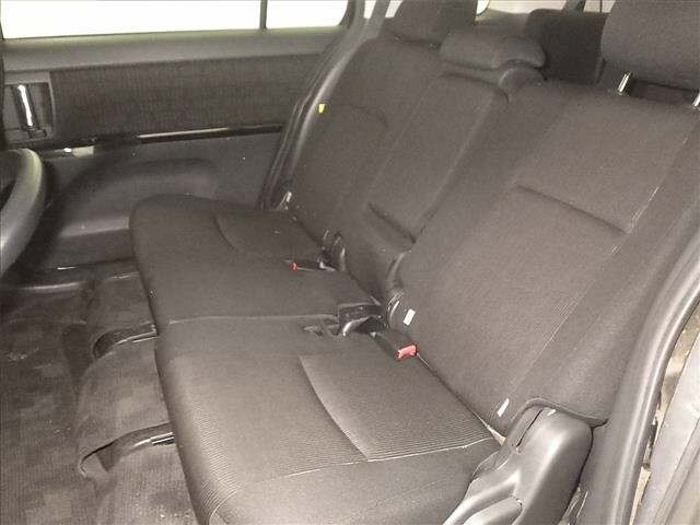 Toyota ISIS 2013 8019185-7