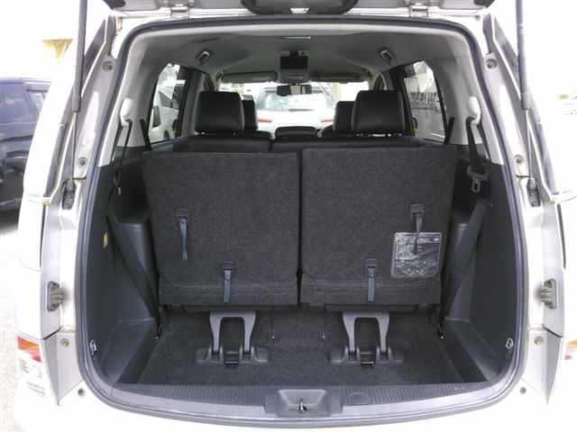 Toyota ISIS 2012 8019219-10
