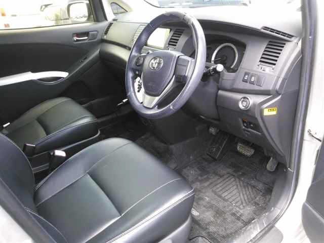 Toyota ISIS 2012 8019219-3