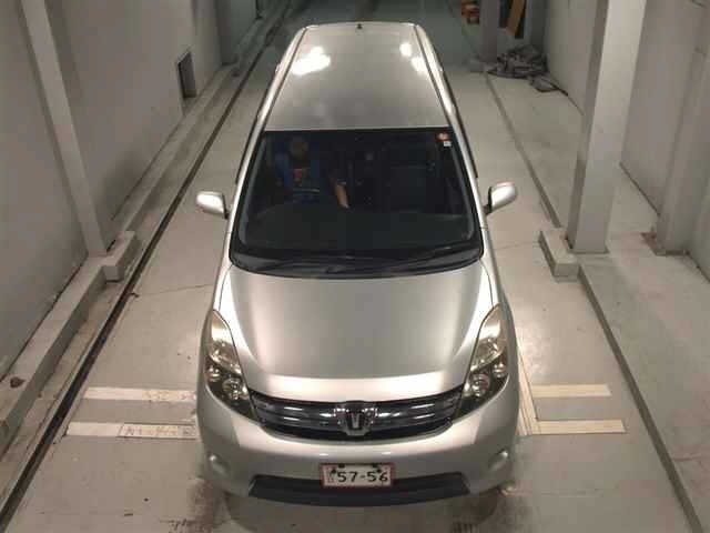 Toyota ISIS 2012 8019219-6