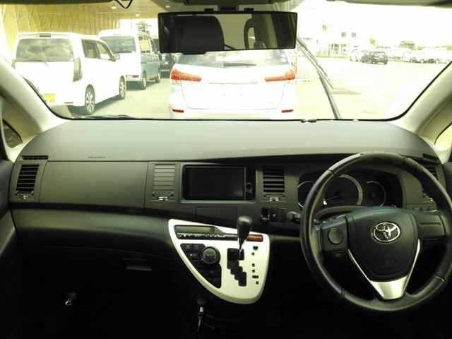 Toyota ISIS 2012 8019219-8