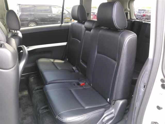 Toyota ISIS 2012 8019219-9
