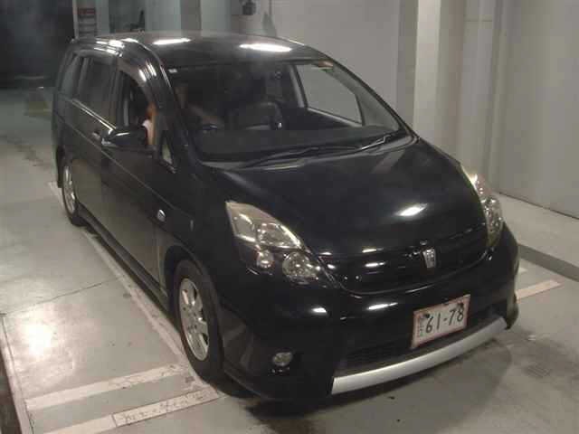 Toyota ISIS 2014 8019266-0