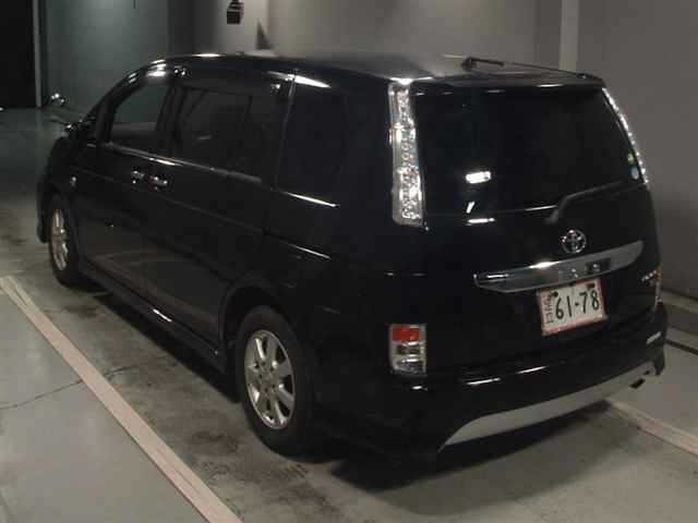 Toyota ISIS 2014 8019266-1