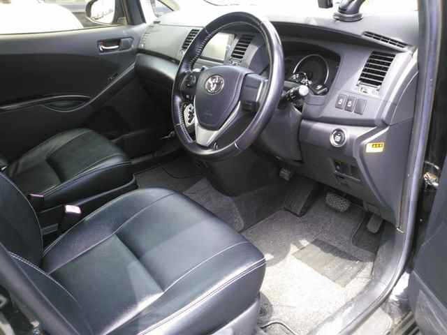 Toyota ISIS 2014 8019266-3