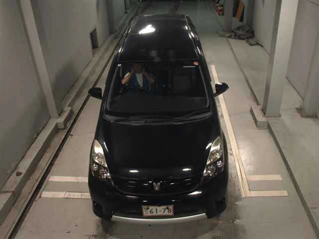 Toyota ISIS 2014 8019266-6