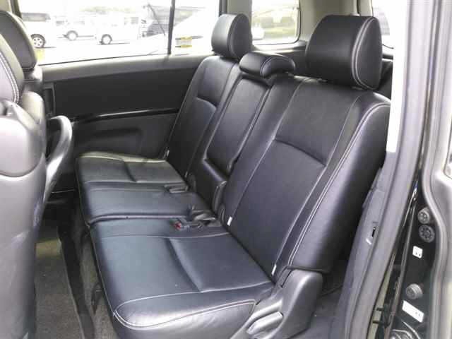 Toyota ISIS 2014 8019266-9