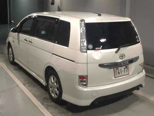 Toyota ISIS 2013 8019267-1
