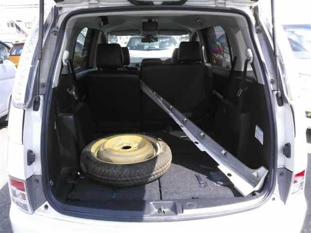 Toyota ISIS 2013 8019267-10