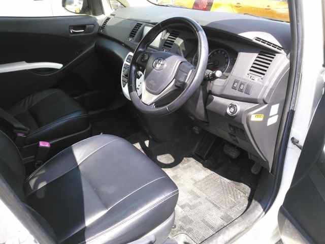 Toyota ISIS 2013 8019267-3