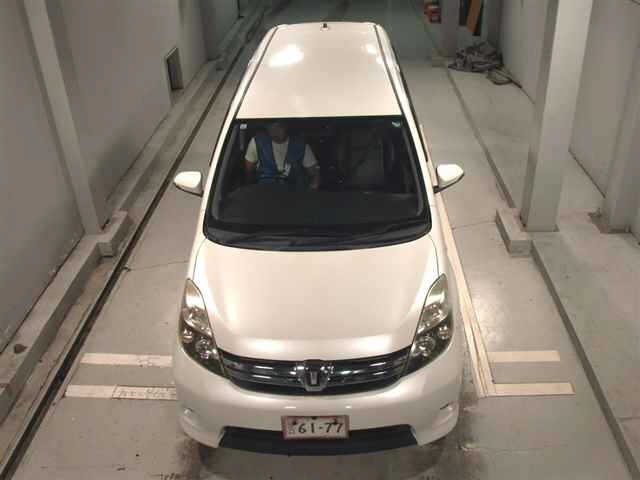 Toyota ISIS 2013 8019267-6