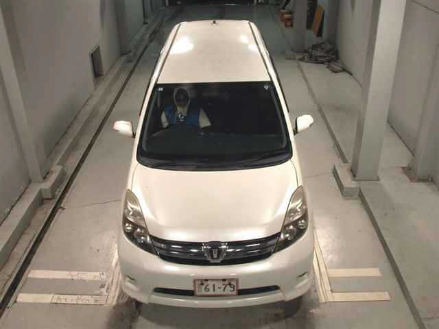 Toyota ISIS 2012 8019280-6