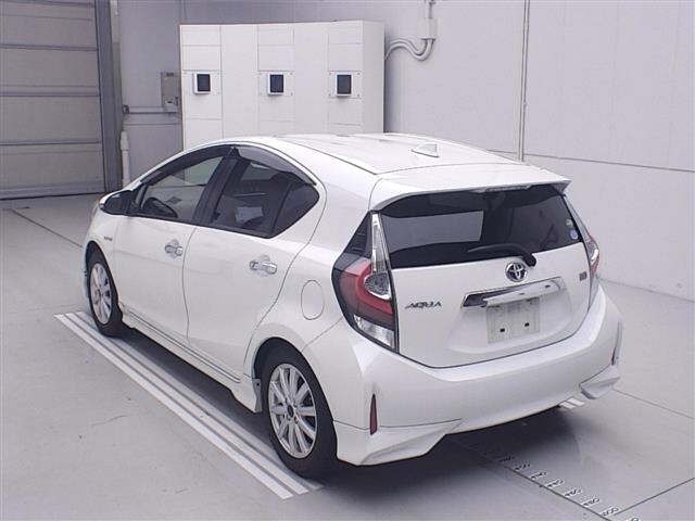 Toyota AQUA 2017 8048711-1