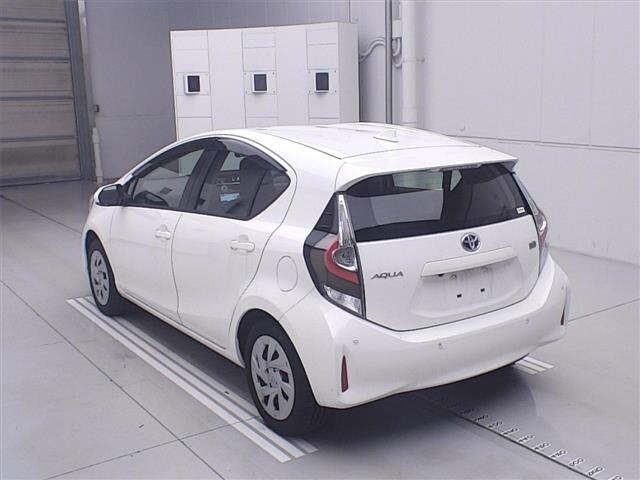 Toyota AQUA 2021 8048728-1