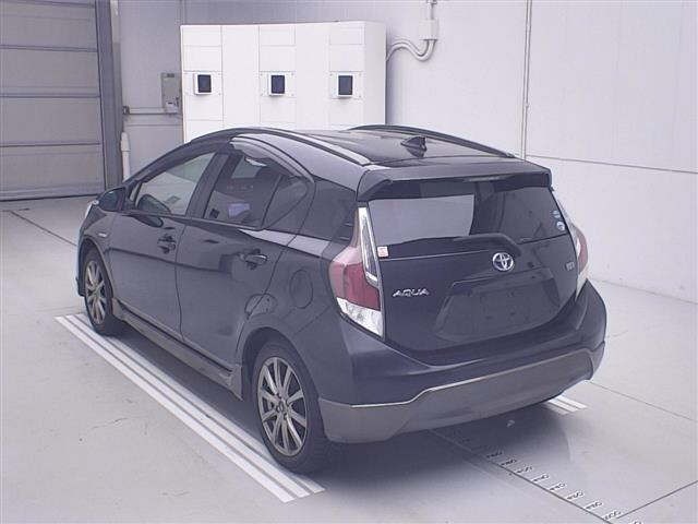 Toyota AQUA 2015 8048731-1