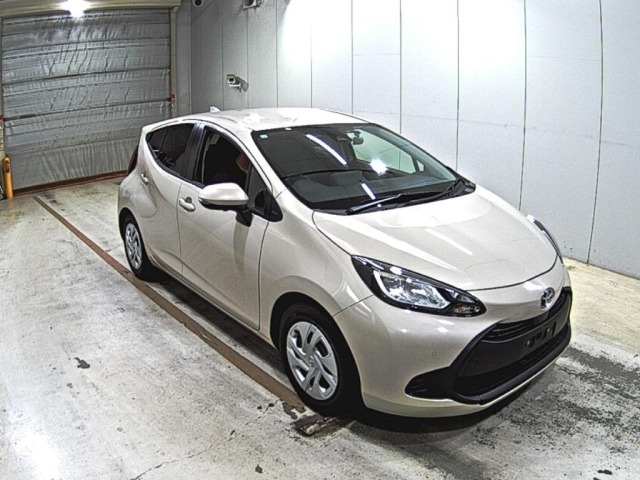 Toyota AQUA 2023 8048740-0