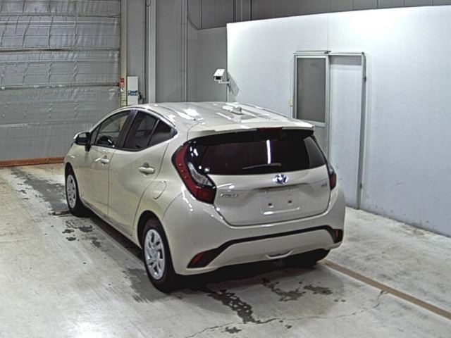 Toyota AQUA 2023 8048740-1